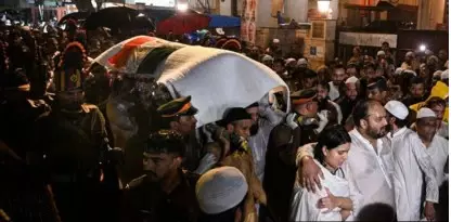 The last rites of Baba Siddique are performed at Bada Qabrastan The last rites of Baba Siddique are performed at Bada Qabrastan