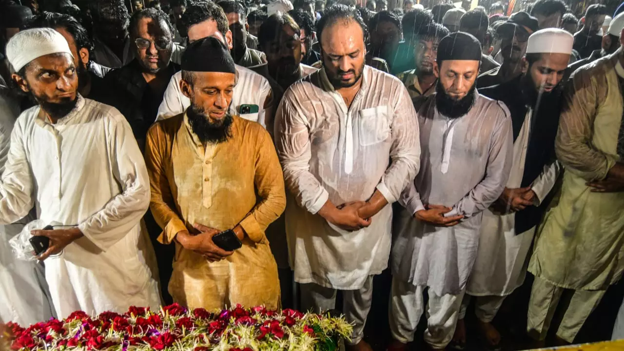 The last rites of Baba Siddique are performed at Bada Qabrastan The last rites of Baba Siddique are performed at Bada Qabrastan