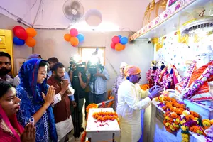 Delhi Chief Minister Atishi offers prayer at Lord Valmiki Temple Delhi Chief Minister Atishi offers prayer at Lord Valmiki Temple