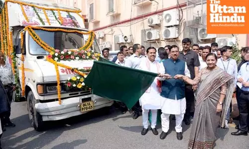 Union Minister Joshi flags off vans for sale of Chana Dal at Rs 70 a kg in Delhi