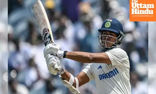 2nd Test: India reach 81/1 at lunch, need 278 runs for win against NZ