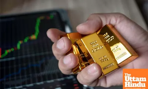 Market turmoil: Gold prices dip slightly amid stock market decline before festivities