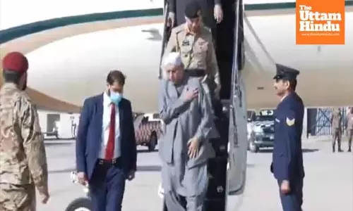 Pakistan President Zardari injured in fall while disembarking from plane