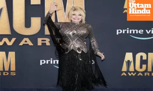 Dolly Parton calls herself more of an ‘eyesore’ than an ‘icon’