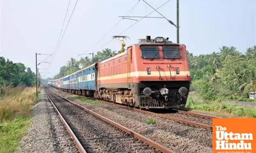 Speed up land acquisition for projects in Kerala, Railways Minister tells CM Vijayan