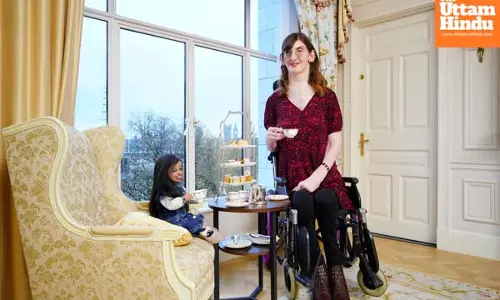 A unique encounter: World’s tallest and shortest women bond over tea