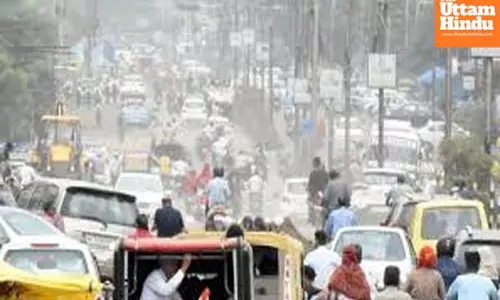 Delhis air quality in very poor category with average AQI at 305; Wazirpur, Mundka soar above 400