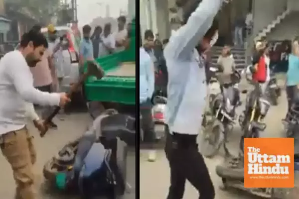 Viral Video Shows Man Using Hammer to Smash Ola Electric Scooter in Rage Viral Video Shows Man Using Hammer to Smash Ola Electric Scooter in Rage