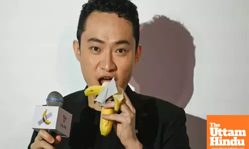 Crypto Billionaire Justin Sun Eats $6.2 Million Banana Artwork in Historic Hong Kong Event!