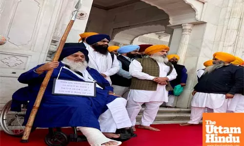 Sukhbir Badals Punishment Begins Today, Sits at Golden Temple Gate Wearing Plaque Around His Neck, Photo Surfaces