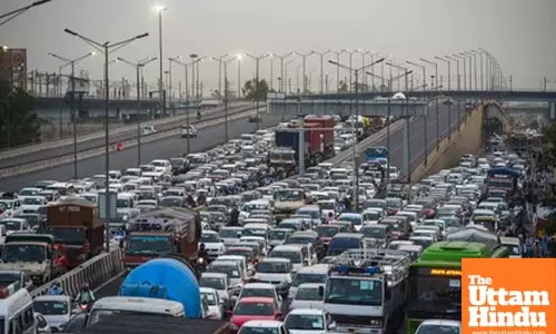 Massive traffic jam at Ghazipur border, commuters share grievances