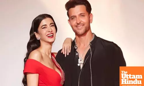 Hrithik Roshan proves he’s girlfriend Saba Azad’s biggest cheerleader