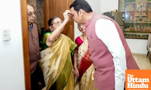 Mumbai: Maharashtra CM-designate Devendra Fadnavis seeks blessings from his parents