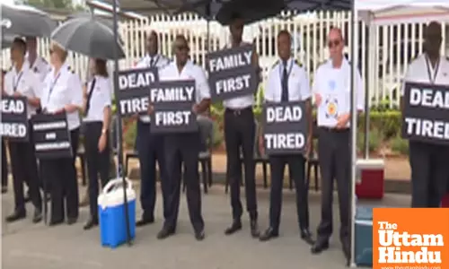 South African Airways pilots suspends strike