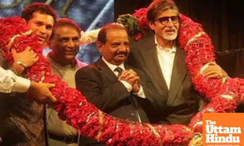 Big B makes numerical slip-up by underestimating Gavaskars age by 10 years, corrects it later