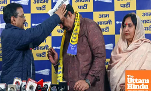 New Delhi: BJP Councilor Kusum Lata Joins AAP in Presence of Arvind Kejriwal