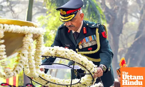 Jabalpur: GOC of Madhya Bharat Area, Lt Gen PS Shekhawat, lays a wreath on the occasion of Vijay Diwas