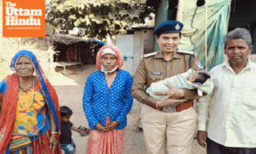 New Life on the Tracks: Woman Gives Birth to Baby Girl at Chalisgaon Railway Station