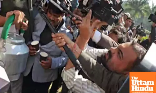 Congress MLAs arrive at MP Assembly with tea kettles and garland of liquor bottles
