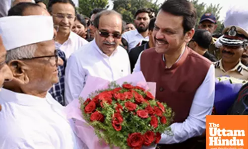 Maha CM Fadnavis meets Anna Hazare, receives invitation to visit Ralegan Siddhi