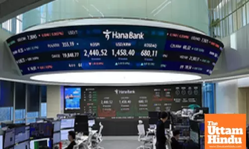 Seoul shares close nearly flat amid weak US consumption data