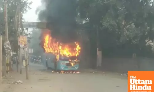 Fire Breaks Out in Moving School Bus in Delhis Mithapur, Completely Destroyed; Watch Video