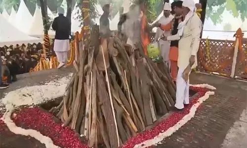 Dr. Manmohan Singh Laid to Rest Amid Amar Rahein Chants at Nigam Bodh Ghat