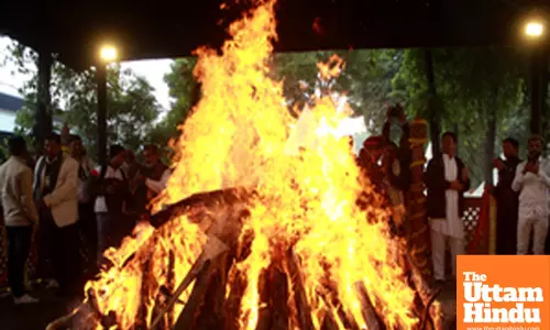 New Delhi: The pyre of former PM Manmohan Singh burns during the last rites at Nigambodh Ghat