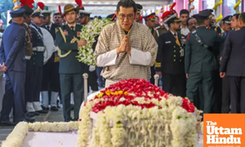 New Delhi: Bhutan’s King Jigme Khesar Namgyel Wangchuck pays tribute to former PM Manmohan Singh during the state funeral.