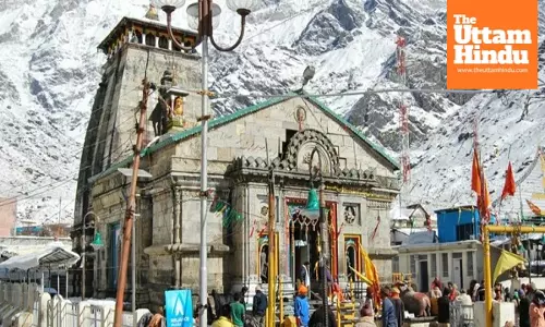 Winter’s Blessing: Kedarnath Temple’s Majestic Snowfall Becomes an Attraction for Devotees