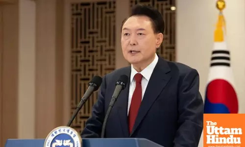 South Koreas former Prez Yoon greeted by supporters, opponents ahead of court trial