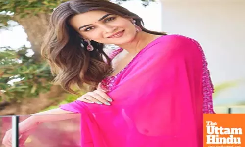 Kriti Sanon enjoys live rendition of ‘Kya Hua Tera Vaada’ with rumoured beau Kabir Bahia