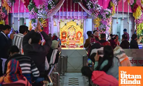 New Delhi: Devotee visit Jhandewalan temple