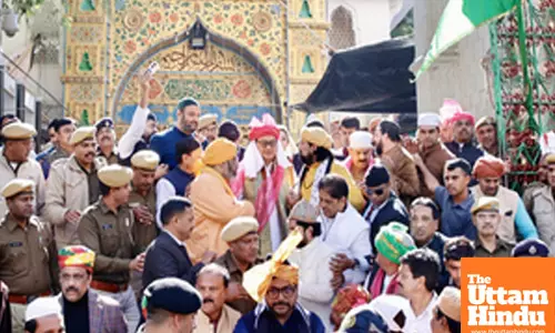 Ajmer: Union Minister of Minority Affairs Kiren Rijiju offers a chadar on behalf of Prime Minister Narendra Modi at Ajmer Sharif Dargah