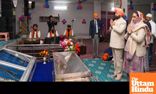 Dehradun: Lt. Gen. Gurmit Singh offers prayer on Prakash Parv