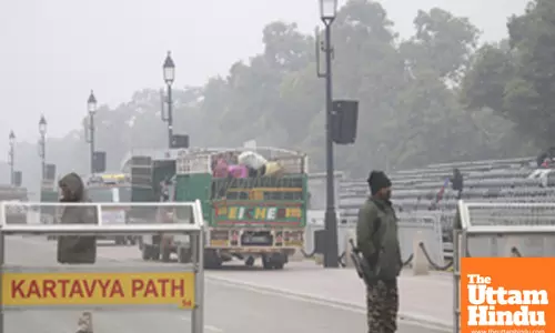 New Delhi: A dense layer of fog engulfs Kartavya Path