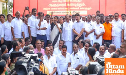 Saidapet: DMK MP Kanimozhi Karunanidhi, along with party workers, protests against Governor R.N. Ravi