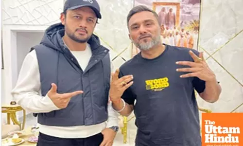 Honey Singh poses with Pakistani singer Atif Aslam, says ‘borderless brothers’