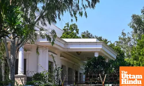 Delhi CM House Standoff: AAP Leaders Blocked by Police, Sanjay Singh Holds Dharna