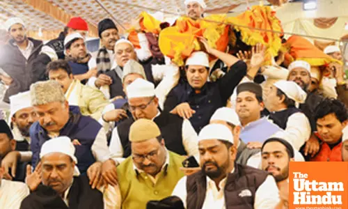 Ajmer: Imran Pratapgarhi, President of the All India Congress Committee Minority Department, offers a holy chadar at the Ajmer Sharif Dargah