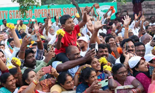 Visakhapatnam: People give a warm welcome to Prime Minister Narendra Modi