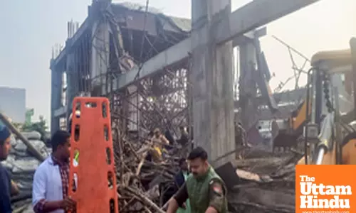 Kannauj: People pulling out workers trapped under the collapsed building in Kannauj