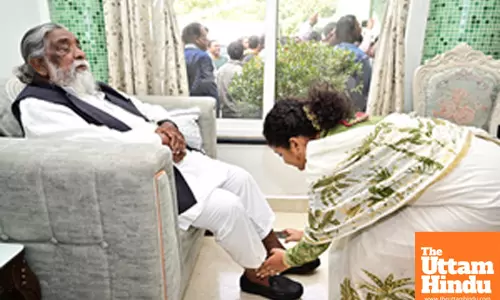 Ranchi: JMM MLA Kalpana Murmu seeks blessings from Rajya Sabha MP Shibu Soren