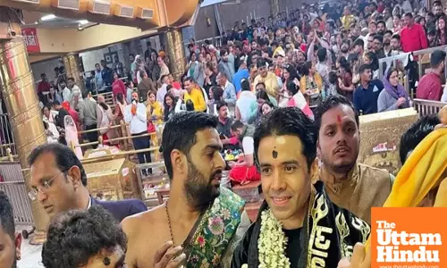Tusshar Kapoor offers prayers at the Mahakaleshwar Temple
