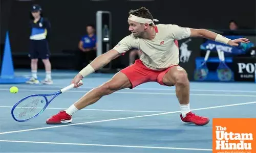 Zheng Qinwen and Casper Ruud Win as Rain Disrupts Australian Open Day One