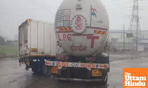 Massive Collision Between LPG Tanker and Pickup Triggers Gas Leak, 10 KM Traffic Jam
