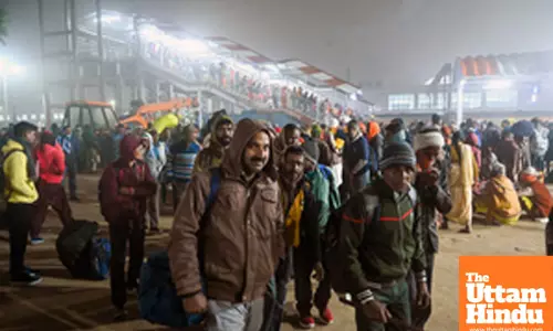 Prayagraj: Pilgrims arrive in large numbers at the Railway Station to take part in the Maha Kumbh Mela 2025
