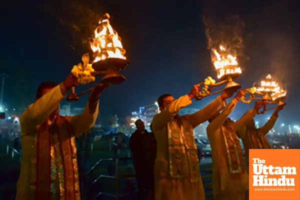 Prayagraj: Priests perform evening arti at the Triveni Sangam on the fourth day of the 45-day-long Maha Kumbh Mela 2025