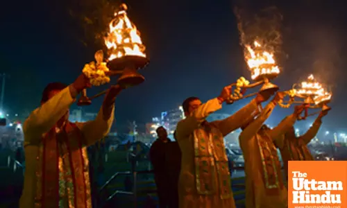 Prayagraj: Priests perform evening arti at the Triveni Sangam on the fourth day of the 45-day-long Maha Kumbh Mela 2025