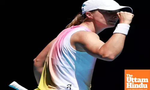 Aus Open: Swiatek eases past Raducanu into Round of 16